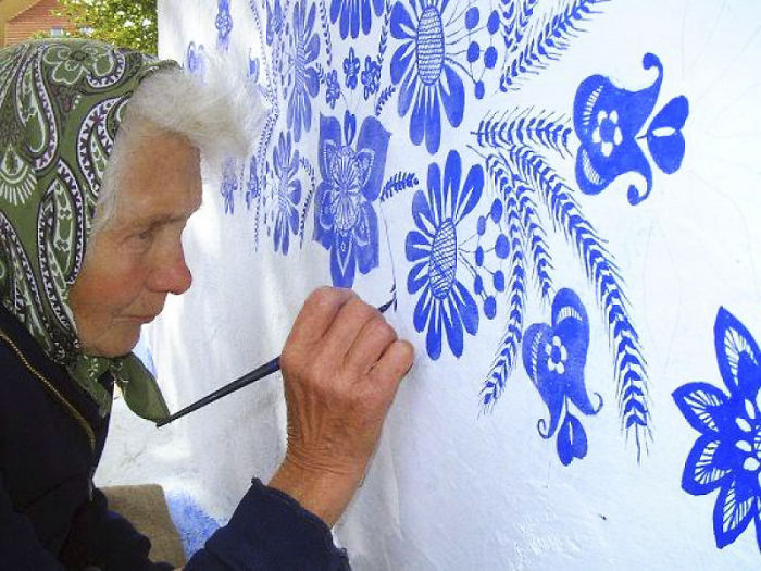 В Чехии 90-летняя старушка раскрасила всю деревню 