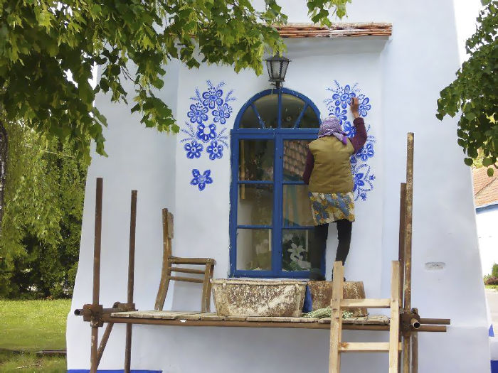 В Чехии 90-летняя старушка раскрасила всю деревню 