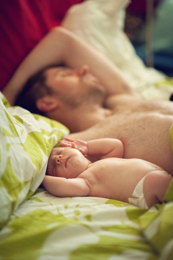 Папа и сын спят