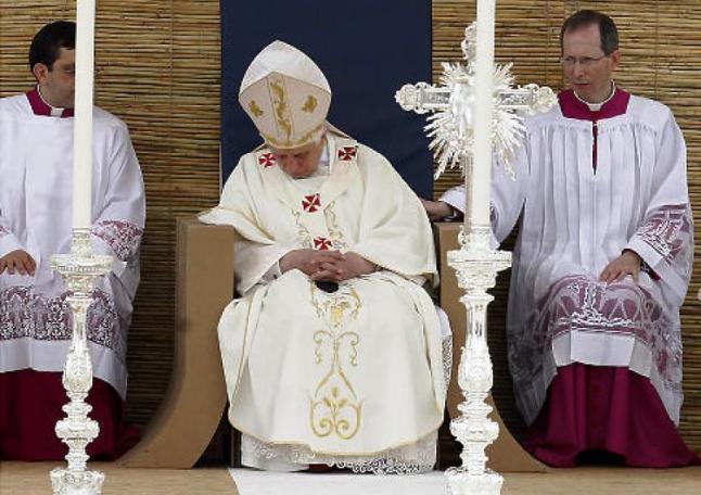 Папа Римский спит во время молитвы
