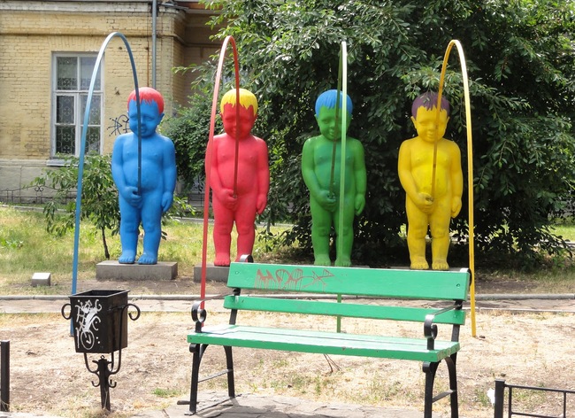 Современное искусство - странная статуя в Киеве