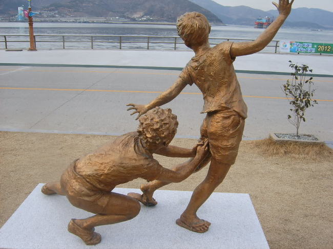 Странная статуя в Южной Корее