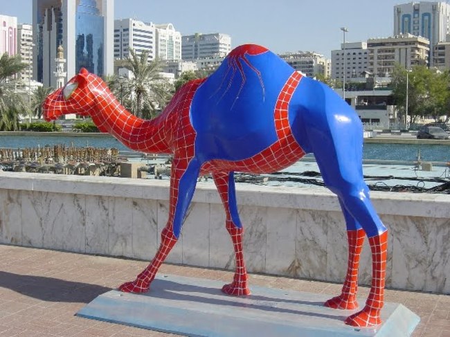 Странная статуя в Абу Даби