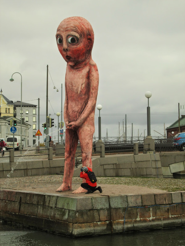 Странная статуя в Хельсинки