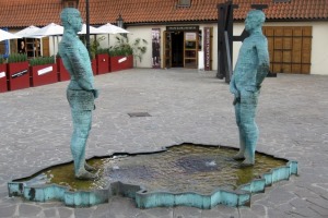 Современное искусство - странная статуя в Праге