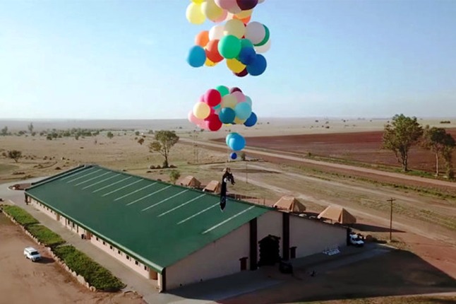 Мужчина пролетел над Африкой на 100 воздушных шарах