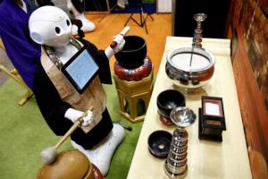 В Японии появился робот-буддист, который проводит похороны
