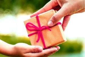 Почему приятно дарить подарки