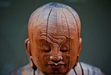 Будда и его деревянная статуя