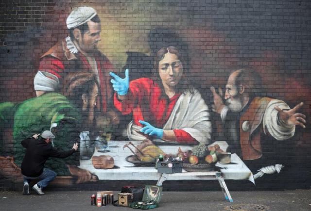  Уличный художник Лайонел Стенхоуп нарисовал собственную интерпретацию работы итальянского живописца Караваджо, Лондон, Великобритания / Фото: Hannah McKay 